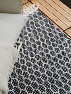 Tapis 'Mimpi White/Black' -Magasin De Rénovation Domiciliaire 60007063 129101 112849 129101 112849 teppiche aus recyceltem material modern teppich laeufer vorleger textilien 03