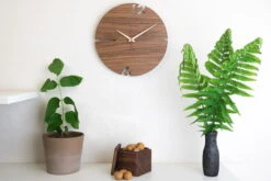 Horloge Murale Design 'Puhr (nutwood Round)' -Magasin De Rénovation Domiciliaire ch10 b 00 b 00 weiss braun wanduhren wanduhr modern holz nachhaltig 03