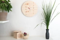 Horloge Murale Design 'Manufaktuhr (swiss Pine Round)' 8 Horloge Murale Design 'Manufaktuhr (swiss Pine Round)' -Magasin De Rénovation Domiciliaire ch40 h 13 h 13 rot beige wanduhren wanduhr modern holz nachhaltig 03