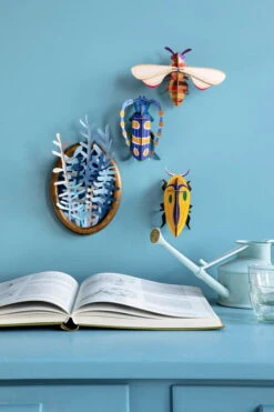 Objet Mural En Carton 'Rosalia Beetle' 7 Objet Mural En Carton 'Rosalia Beetle' -Magasin De Rénovation Domiciliaire ima45 tierskulpturen blau gelb wanddeko papier wandskulptur karton 3d wandobjekt aus karton wandskulptur papier 3d objekt zum zusammenstecken studio roof 03
